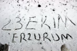 Erzurum'da lapa lapa kar ve tipi