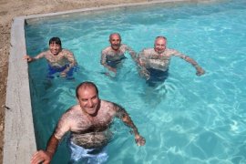 Oltulu Vatandaşlar, Sulama Havuzlarında Serinliyor!