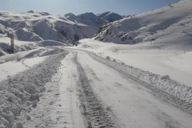 Oltu'da kardan kapanan yollar açılıyor