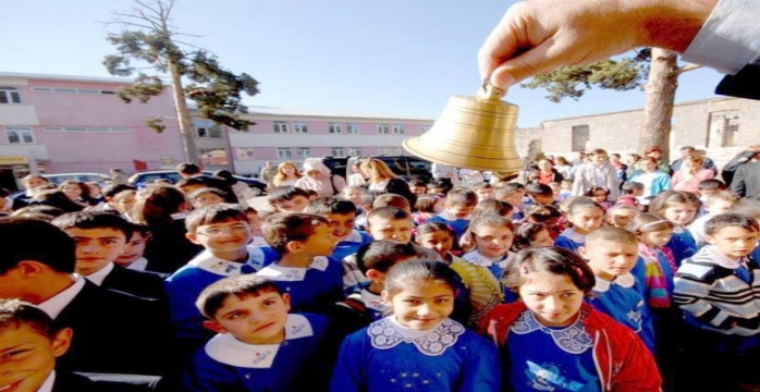 Oltu'da 7 Bin Öğrenci ile 550 Öğretmen Ders Başı Yaptı