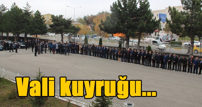 Erzurum Valisini karşılama kuyruğu
