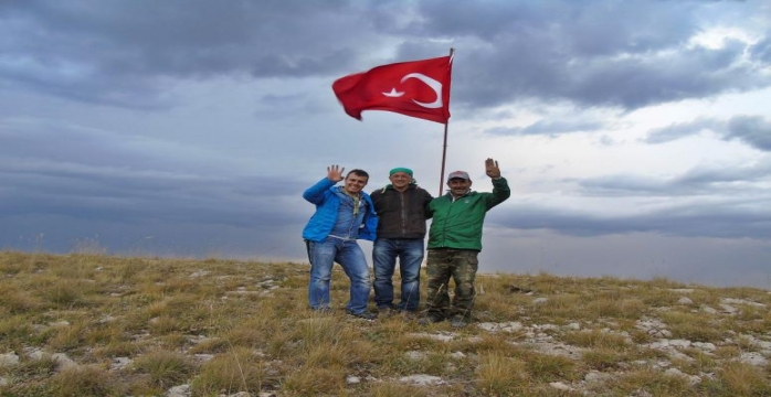 2 Bin 600 Rakıma Bayrak Diktiler