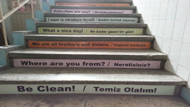 Öğrencilere Merdivenli İngilizce Uygulaması