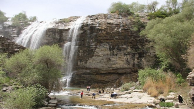 Tortum Şelalesi'nde Bahar Şöleni