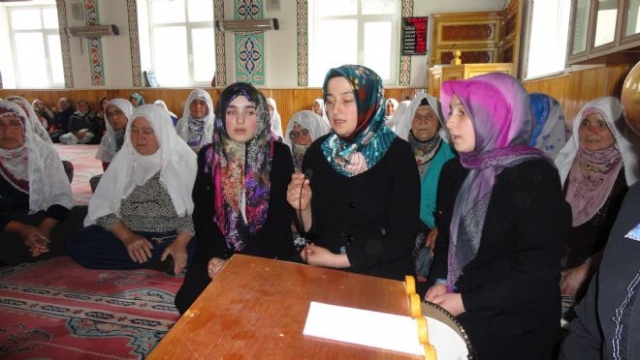 Köy Camileri Bayanlarla Dolup Taşıyor