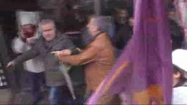 Kadınların Kavgasını Ayırmak İstedi, Dayak Yedi