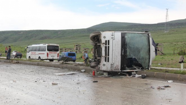 FLAŞ! Yolcu Otobüsü Yan Yattı: 20 Yaralı