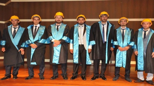 Mezuniyet Töreninde Kep Yerine Baret Taktılar