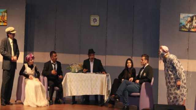 Her Telden Kabare Adlı Tiyatro Oyunu Sahnelendi