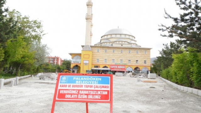 Palandöken Belediyesi Camii Bahçelerine El Attı