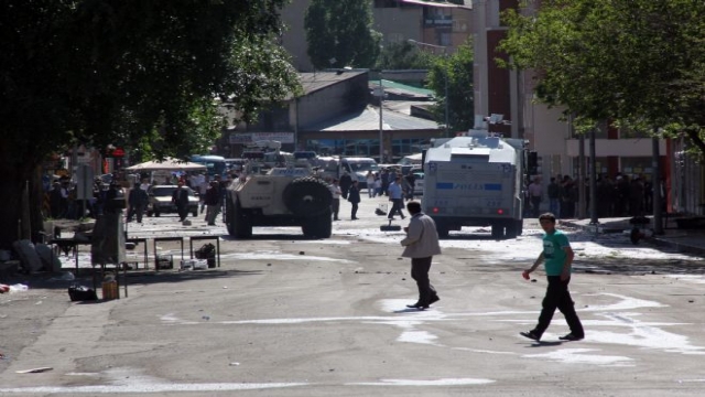 Terör Örgütü  Kamu Binalarını Ateşe Verdi