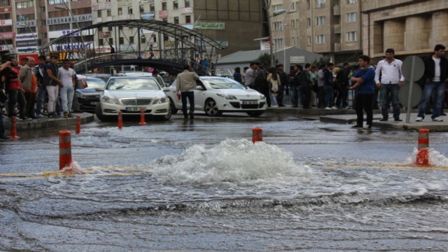 Su Şebekesi Patladı, Cadde Sular Altında Kaldı