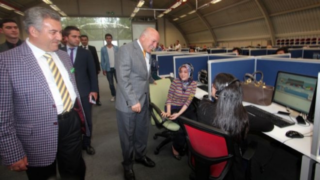 Sekmen, Turkcell Global Bilgi Çağrı Merkezini Gezdi