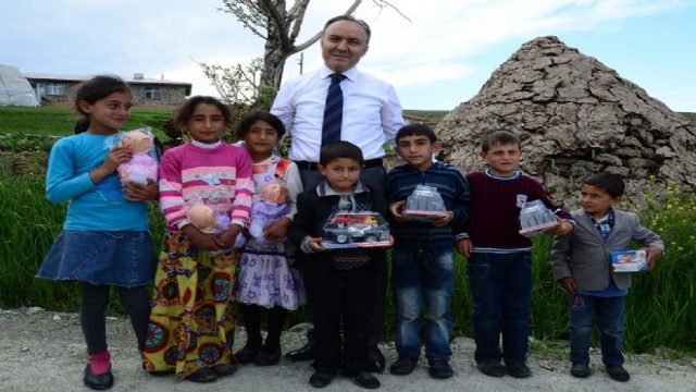Karne Hediyeleri Vali Altıparmak'tan
