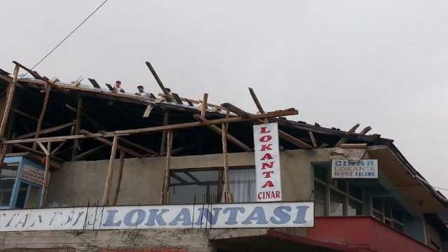 Aşkale'de Fırtına Çatıları Uçurdu