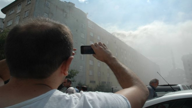 Yangını Film İzler Gibi Telefonlarıyla Görüntülediler