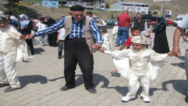Uzundere Sünnet Şöleninde 7'den 70'e Halay Çektiler