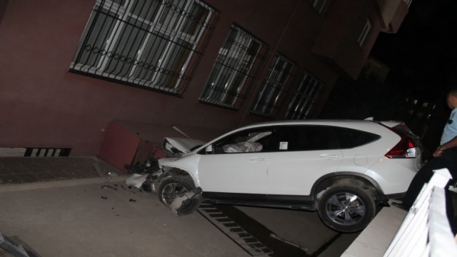 Otomobil Bahçe Duvarından Aşağı Uçtu: 3 Yaralı