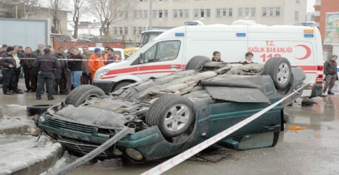 Takla Atan Otomobilde Sıkışan Genç Öldü