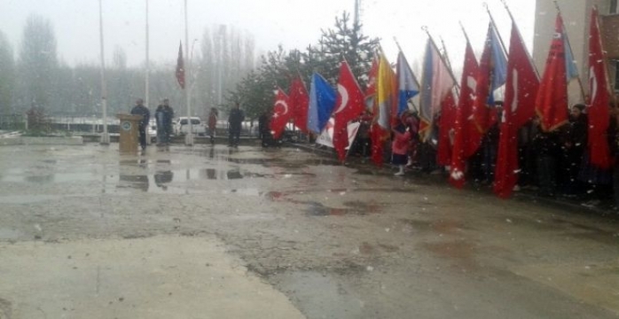 Pasinler'de 23 Nisan Kar Altında Kutlandı