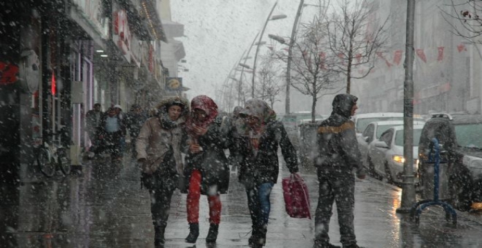 Erzurum'a 23 Nisan Günü Kar Yağdı