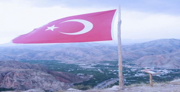 Uzundereli Gençlerin Bayrak Aşkı