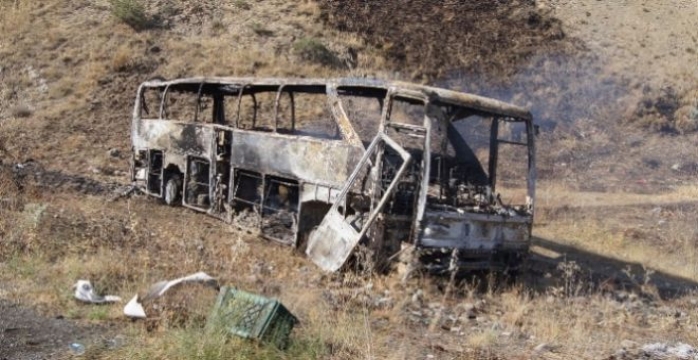 PKK Göle'de Yolcu Otobüsünü Ateşe Verdi