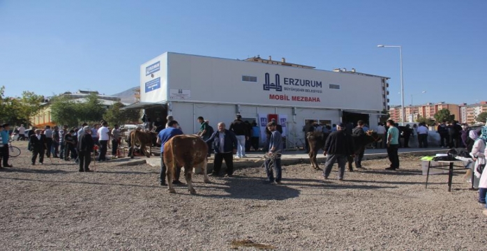 Erzurum'da Kurbanlıklar Mobil Mezbahada Kesildi