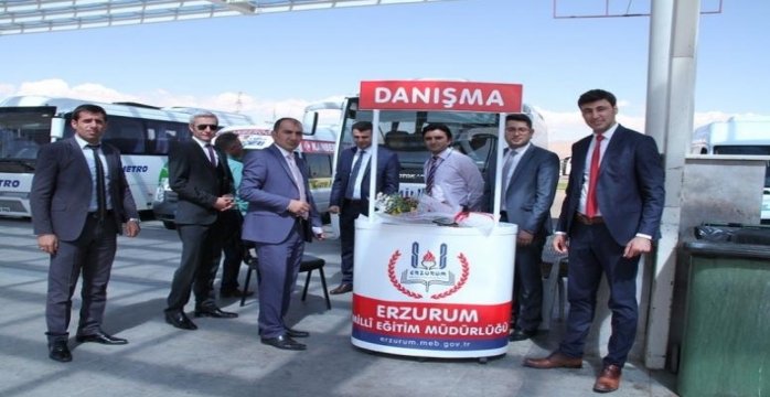 Yeni Atanan Öğretmenler Çiçeklerle Karşılandı