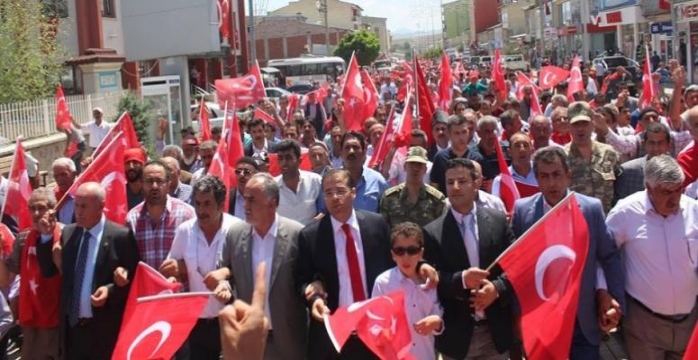 Horasan'da 300 Metrelik Dev Bayrakla Demokrasi Yürüyüşü
