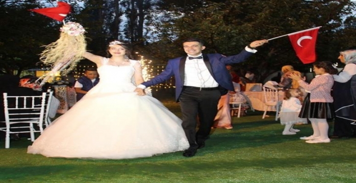 Oltulu Çift, Demokrasi Nöbetine Düğünde de Devam Etti!