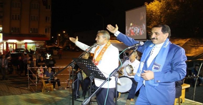 Oltu'daki Demokrasi Nöbetine Fasıl Ekibi Destek Verdi!