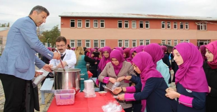 Öğretmenler Öğrencilerine Aşure Yaptı!