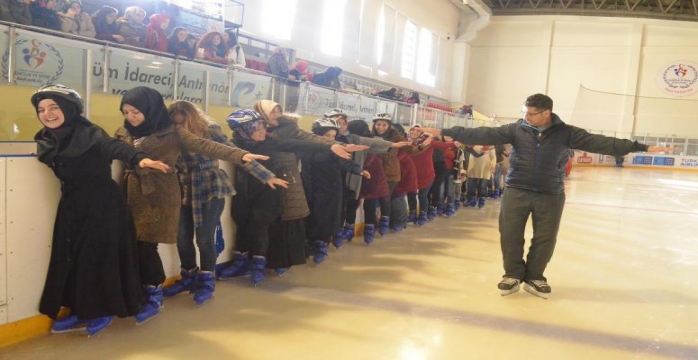 Erzurum'da İlk Kez Kız Öğrencilere Ücretsiz Buz Pateni Kursu