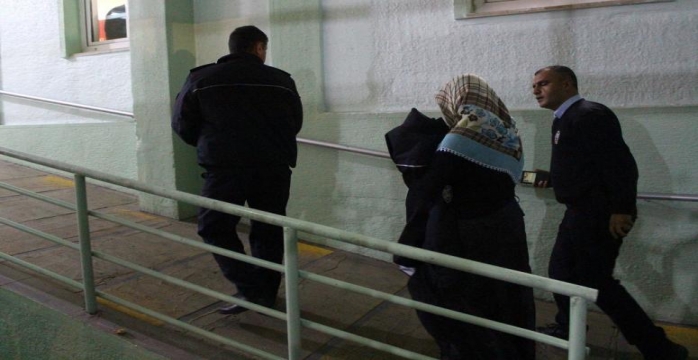Şefkatli Polis, Üşüyen Bebeği Montuyla Sardı!