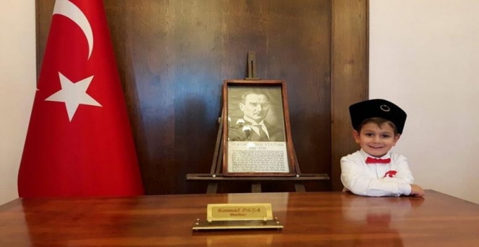 Cumhuriyet Emin Ellerde, Minik Yüreklerde!