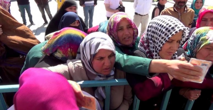 Milletvekilinin Yardım Çeki Dağıtımında İzdiham!