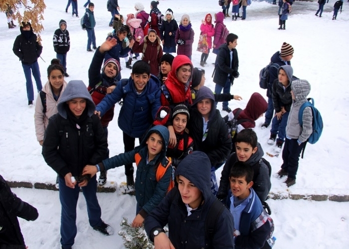 Erzurum’da Kar Yağışı Çocukların Eğlencesi Oldu!