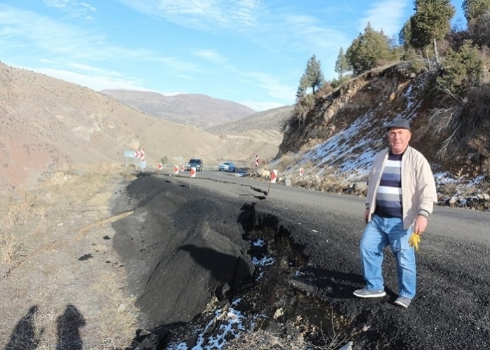 Şenkaya Yoluna Heyelan Engeli!