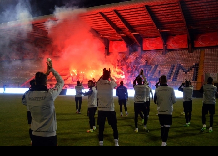 Erzurumspor Taraftarından Gece Antrenmanında Meşaleli Destek!