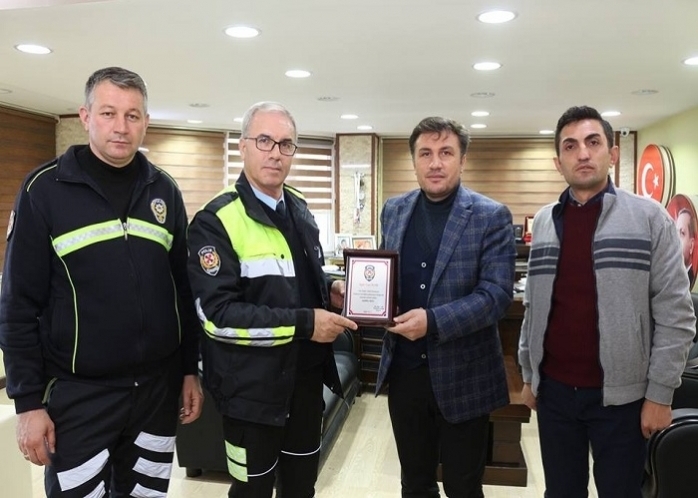 İşadamı Fuat Demir’e Oltu Bölge Trafik İstasyon Amirliği Tarafından Plaket Verildi!