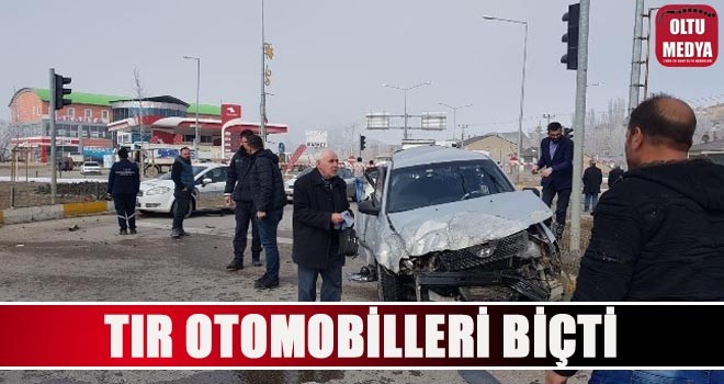 Frenleri boşalan TIR 2 otomobili hurdaya çevirdi
