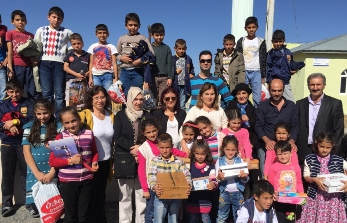 Hayırsever Aileden 800 Öğrenciye Kıyafet ve Kırtasiye Desteği!