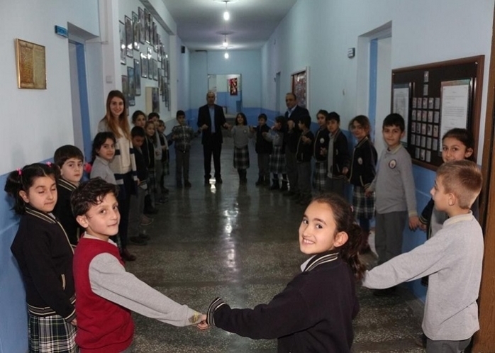 Soğuk Havada Dışarı Çıkamayan Öğrenciler Ders Aralarında Halay Çekiyor!