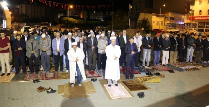 Demokrasi Nöbetleri Teheccüd Namazlarıyla Anlam Kazanıyor