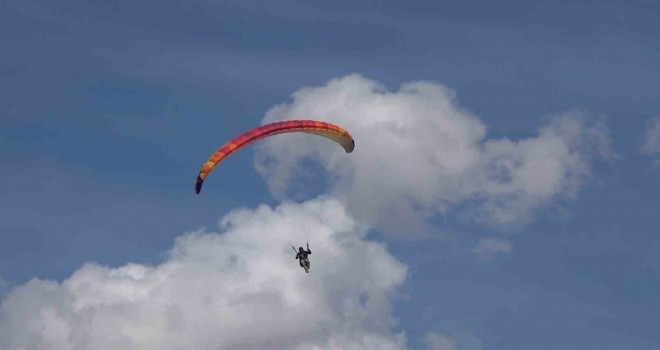 Erzurum’da semaları paraşütlerle süslendi