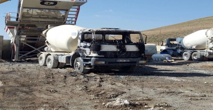 PKK, Tekman'da 17 İş Makinası Yaktı