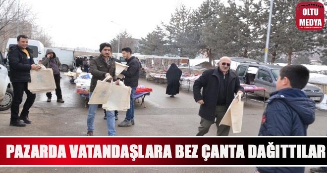 Palandöken Belediyesince pazarda vatandaşlara bez çanta dağıtıldı