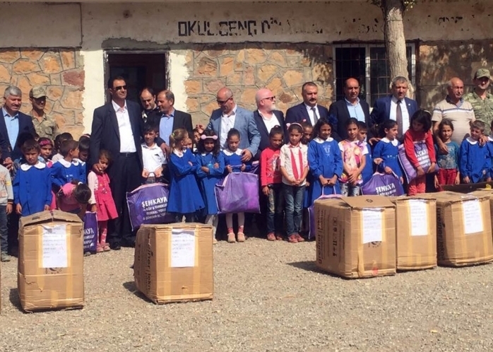 Şenkaya’da 68 Köy İlköğretim Okuluna Kırtasiye Yardımı!
