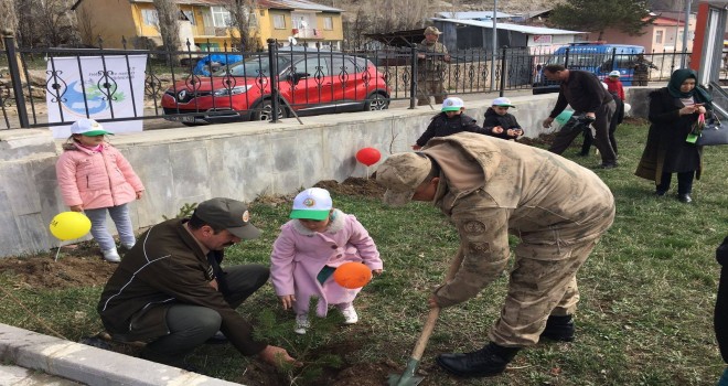 Ana Okulu Öğrencileri Afrin Şehitleri için Ağaç Dikti!